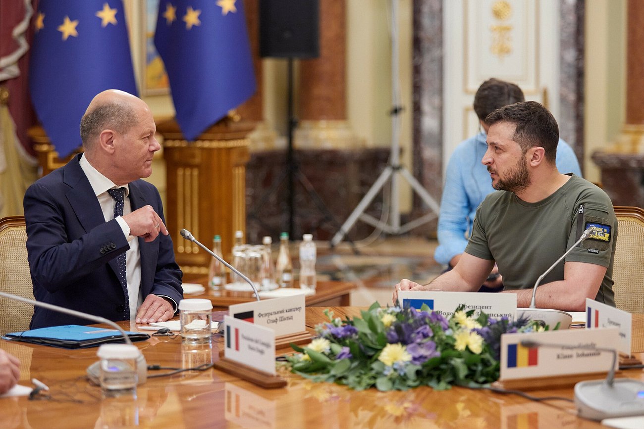 Prezydent Ukrainy Wołodymyr Zełenski dziękuje kanclerzowi Niemiec Olafowi Scholzowi za pomoc.