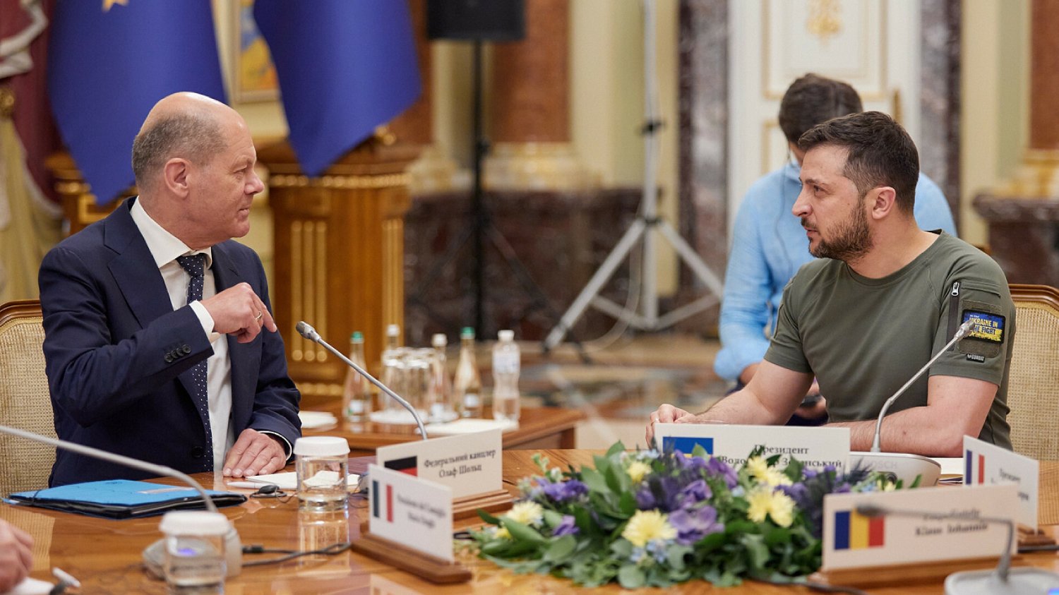 Prezydent Ukrainy Wołodymyr Zełenski dziękuje kanclerzowi Niemiec Olafowi Scholzowi za pomoc.