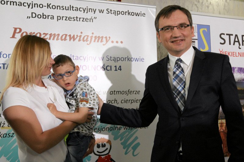 Stąporków. Minister Zbigniew Ziobro przekazuje pieniądze z 500+ na chorego chłopca.