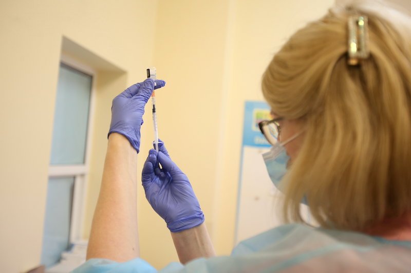 Średnio 2 szczepionki na punkt szczepień – to niechlubny rekord w powolności szczepień, który Polska pobiła z soboty na niedzielę. Dlaczego szczepienia idą tak wolno? Tłumaczy dr Paweł Grzesiowski. Średnio 2 szczepionki na punkt szczepień – to niechlubny rekord w powolności szczepień, który Polska pobiła z soboty na niedzielę. Dlaczego szczepienia idą tak wolno? Tłumaczy dr Paweł Grzesiowski.