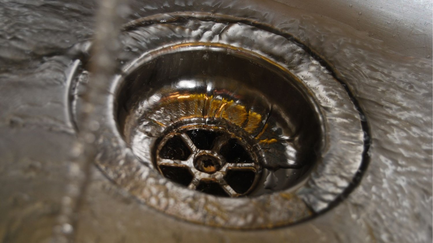 Wsyp 5 łyżek do zlewu i zalej wrzątkiem. Kret może odpocząć