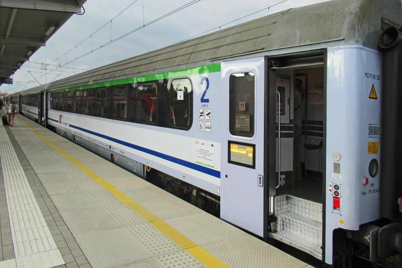 Agresywny 46-latek wyzywał i zaczepiał pasażerów pociągu.