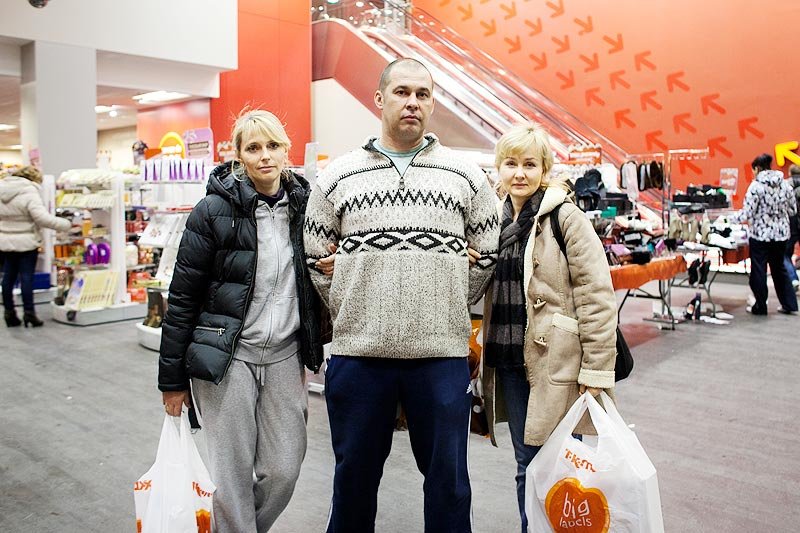 Klienci z Rosji na zakupach w gdańskim centrum handlowym "Matarnia".