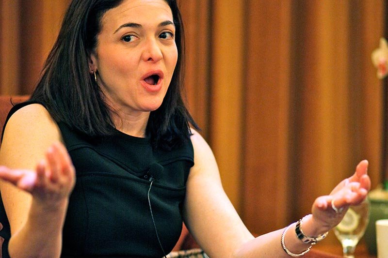Dyrektorka operacyjna Favebooka Sheryl Sandberg książką "Lean In"uczy kobiety o ich prawdziwej wartości. Szczególnie na rynku pracy.