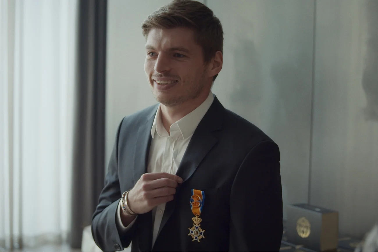 Premierowy odcinek serialu dokumentalnego "Max Verstappen: Anatomia Mistrza" zadebiutował 2 kwietnia 2023 na Viaplay. Trzyodcinkowa produkcja oferuje unikatowe spojrzenie na zawodowe i prywatne oblicze holenderskiego kierowcy Formuły 1.