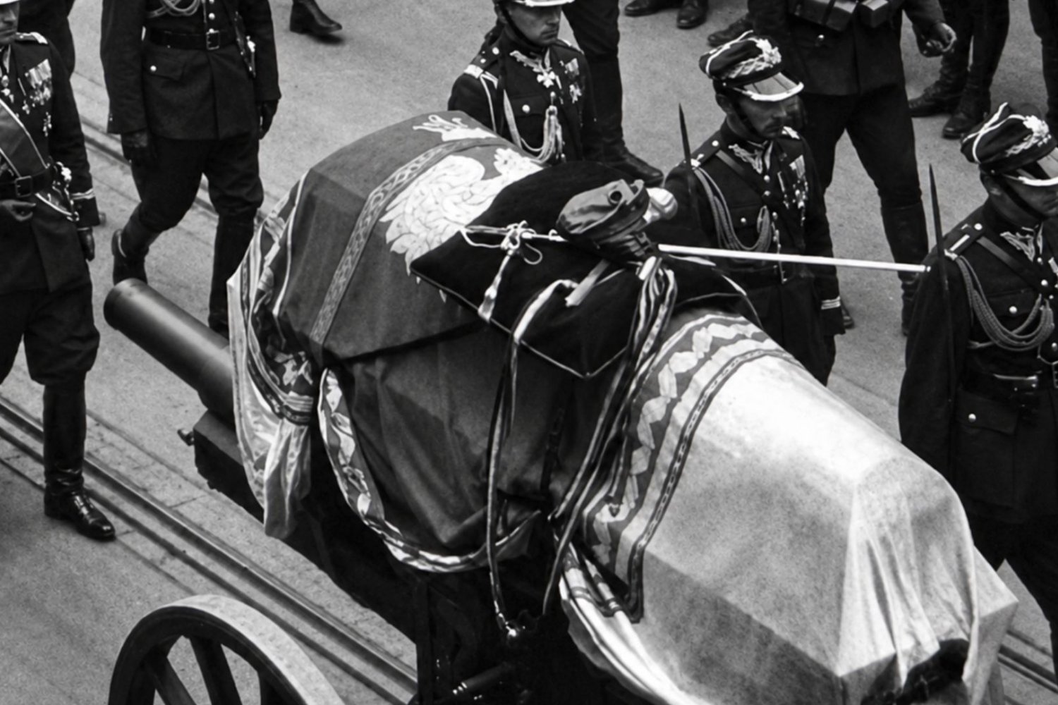 7-minutowy film z pogrzebu Józefa Piłsudskiego. Pokazany po 91 latach Niepublikowany film z pogrzebu Marszałka Piłsudskiego (1935) – Narodowe Archiwum Cyfrowe