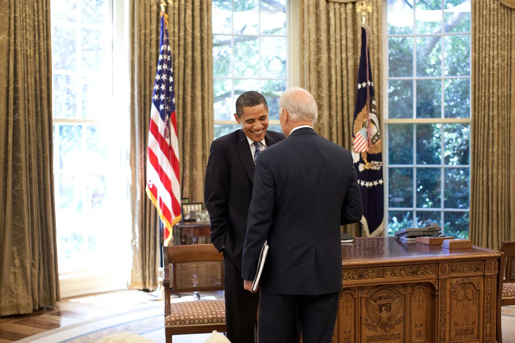 Barack Obama i Joe Biden w Gabinecie Owalnym. 2009 rok