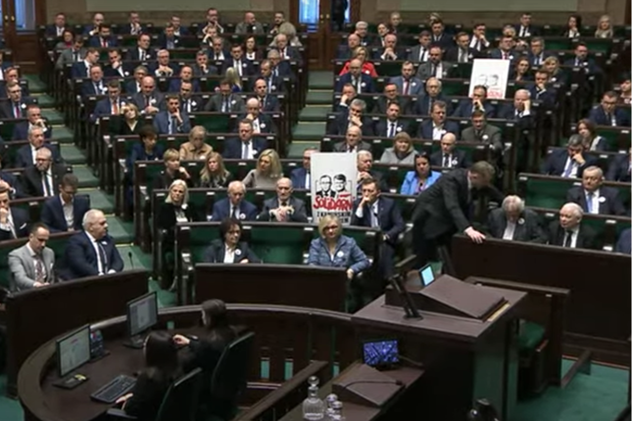 Sejm bez Kamińskiego i Wąsika. Posłowie PiS z transparentami, żony na sali