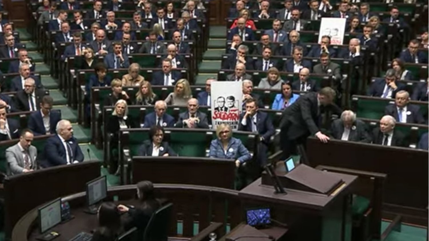 Sejm bez Kamińskiego i Wąsika. Posłowie PiS z transparentami, żony na sali