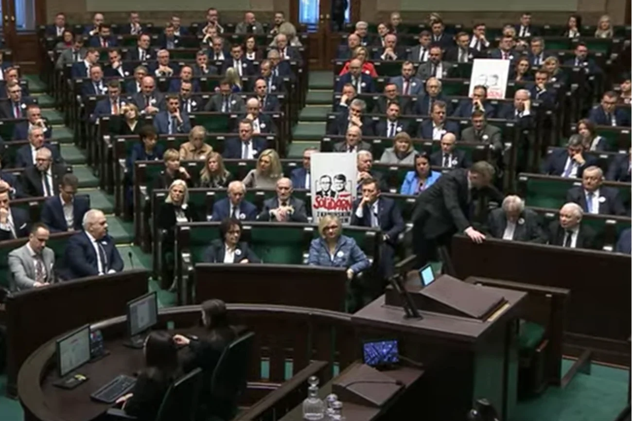 Sejm bez Kamińskiego i Wąsika. Posłowie PiS z transparentami, żony na sali