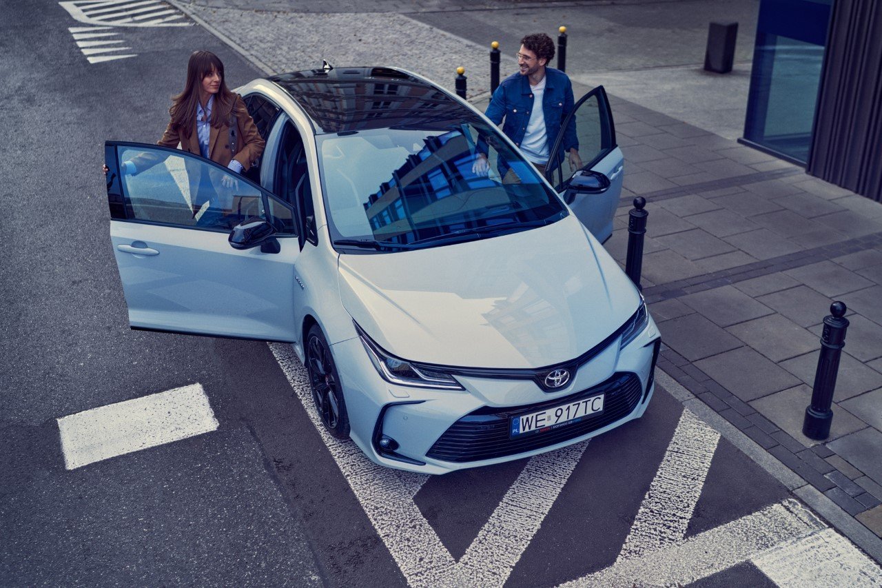 Toyota Corolla to samochód osobowy cieszący się ogromnym zainteresowaniem Polaków. Producent oferuje auto w atrakcyjnej cenie, z wysokimi rabatami i świetnymi warunkami finansowania.