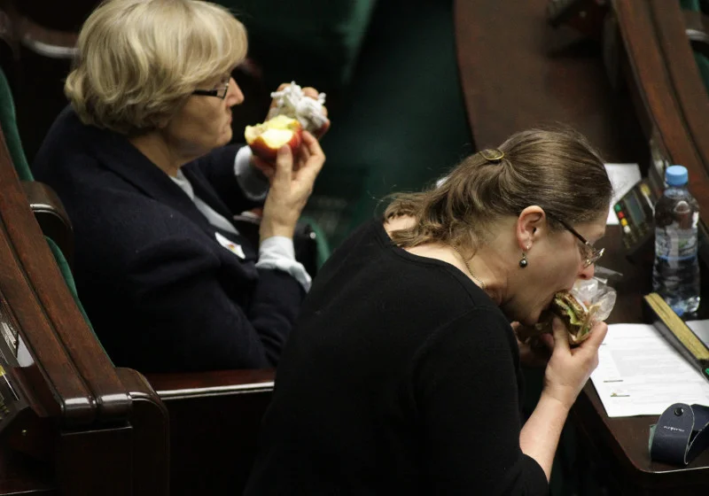 Józefa Hrynkiewicz i Krystyna Pawłowicz w trakcie posiedzenia Sejmu w 2014 r.