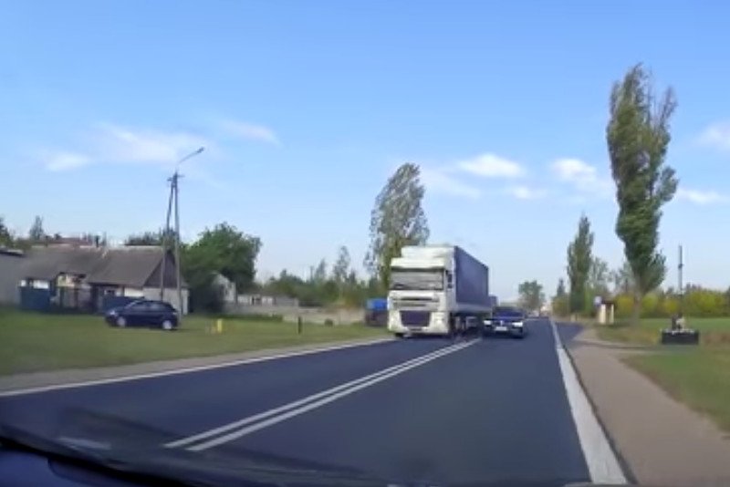 BMW należące do SOR wyprzedzało tak, że tylko dzięki przytomności kierowcy jadącego z naprzeciwka nie doszło do tragedii.