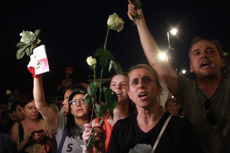 Krakowskie Przedmieście w Warszawie. Obchody 88. miesięcznicy katastrofy smoleńskiej. Zdjęcie poglądowe