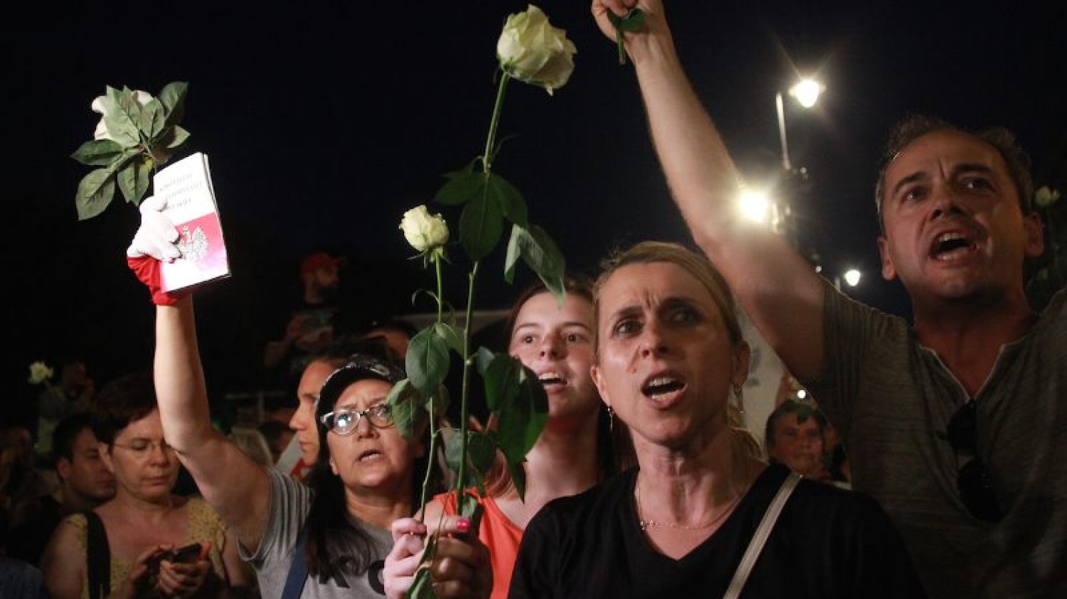 Krakowskie Przedmieście w Warszawie. Obchody 88. miesięcznicy katastrofy smoleńskiej. Zdjęcie poglądowe