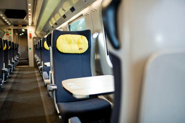 Ergonomiczne fotele w pociągach Express InterCity Premium.