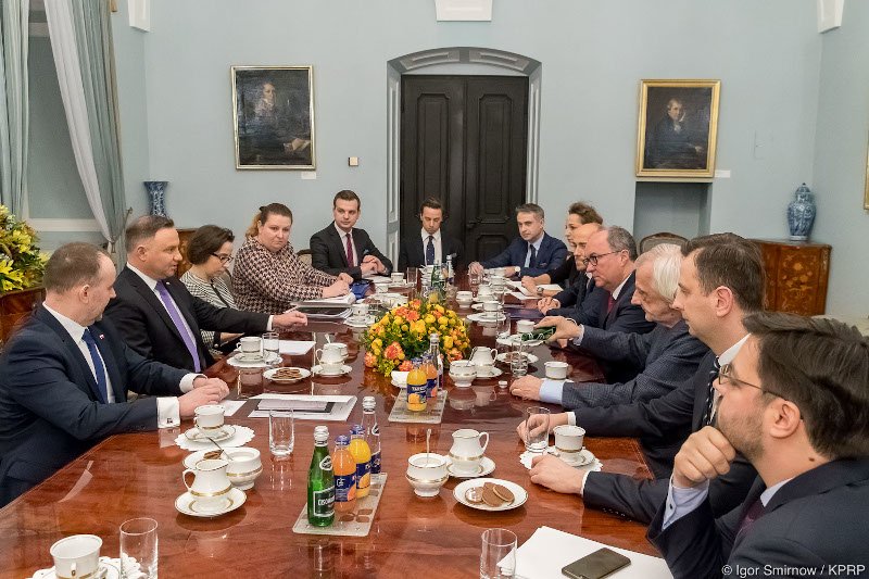 Prezydent Duda spotkał się z przedstawicielami klubów parlamentarnych, by przedyskutować temat "ustawy kagańcowej".