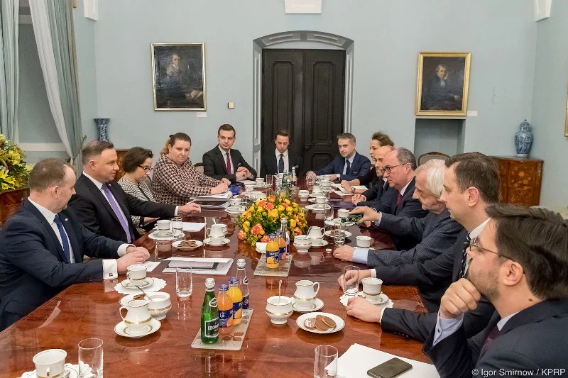 Prezydent Duda spotkał się z przedstawicielami klubów parlamentarnych, by przedyskutować temat "ustawy kagańcowej".