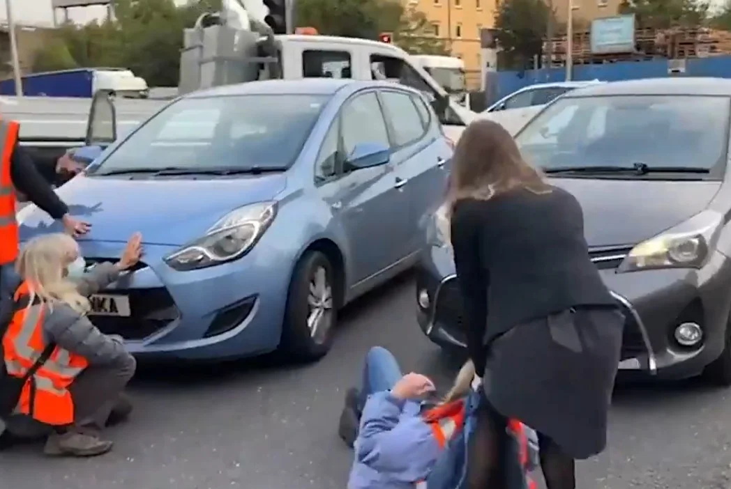 Polka była wściekła, że demonstranci blokowali jej drogę do pracy.