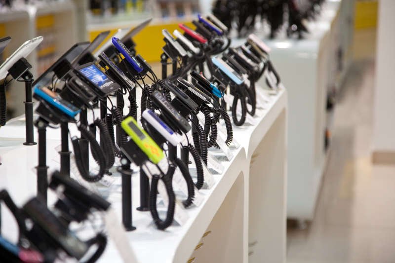 "Kup tablet, bo lato będzie deszczowe", czyli 5 metod sprzedawców, którzy dostają kasę za wciskanie ci sprzętu danej marki