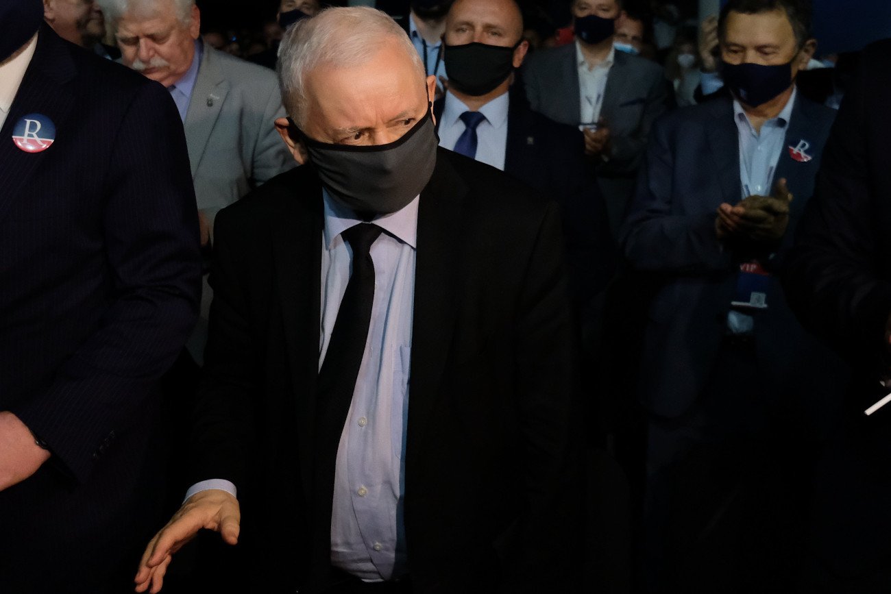 W mediach społecznościowych pojawiło się zdjęcie mające potwierdzać, że prezes PiS przyjechał na Zjazd Republikański w dwóch różnych butach.