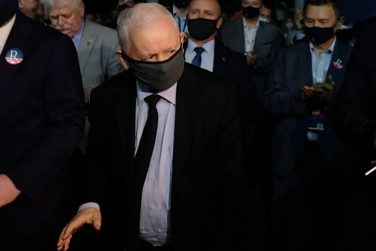 W mediach społecznościowych pojawiło się zdjęcie mające potwierdzać, że prezes PiS przyjechał na Zjazd Republikański w dwóch różnych butach.