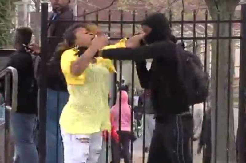 Jeden z uczestników starć z policją w Baltimore szybko został spacyfikowany przez swoją matkę.