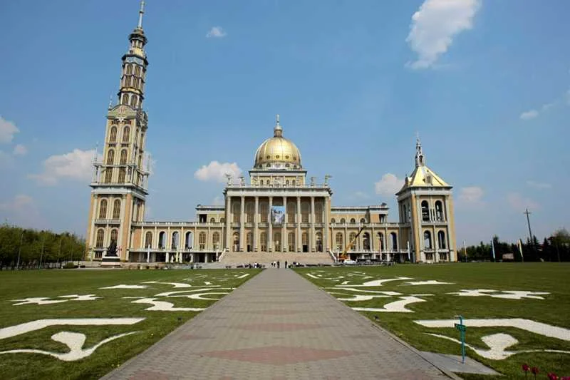 Bazylika w Licheniu to największa świątynia w Polsce. Jej architektoniczne walory są mocno dyskusyjne
