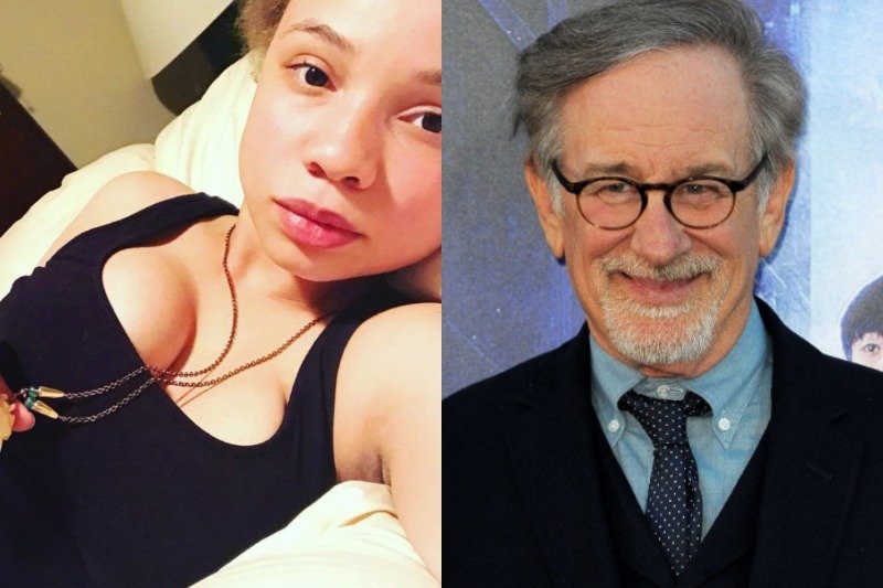 Mikaela jest adoptowaną córką reżysera.