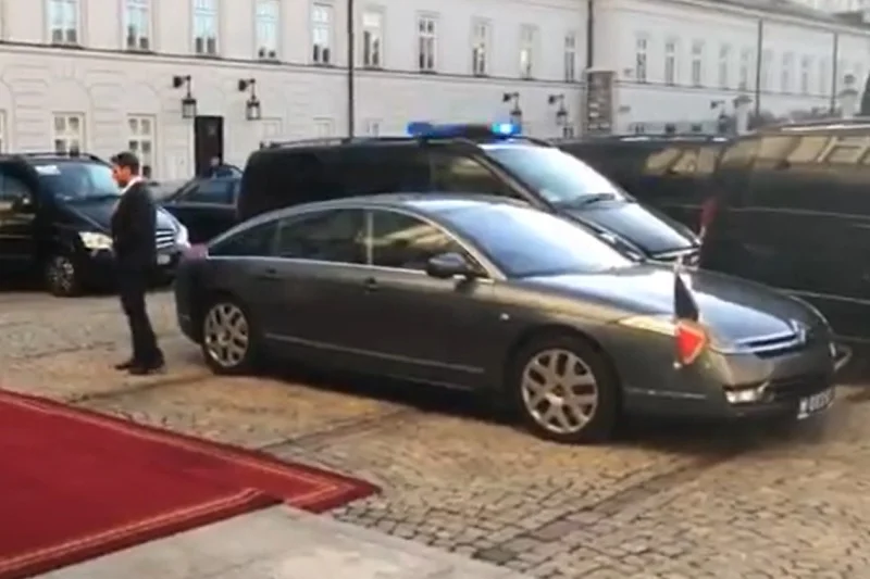 Citroen C6, którym odjechał spod pałacu Emmanuel Macron.