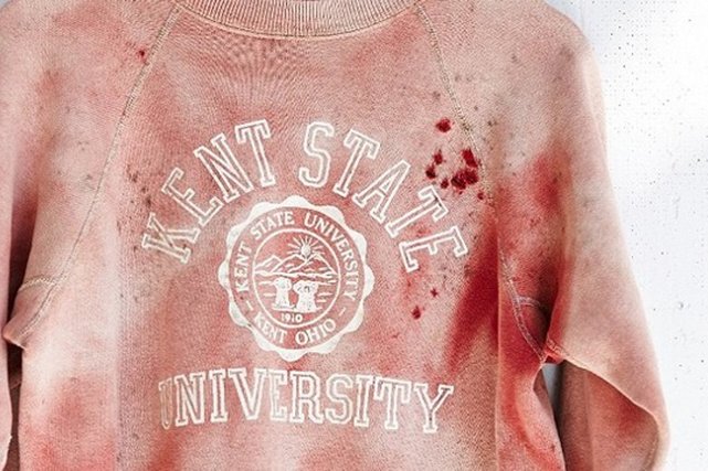 Urban Outfitters sprzedaje bluzy poplamione krwią. Skandal w USA