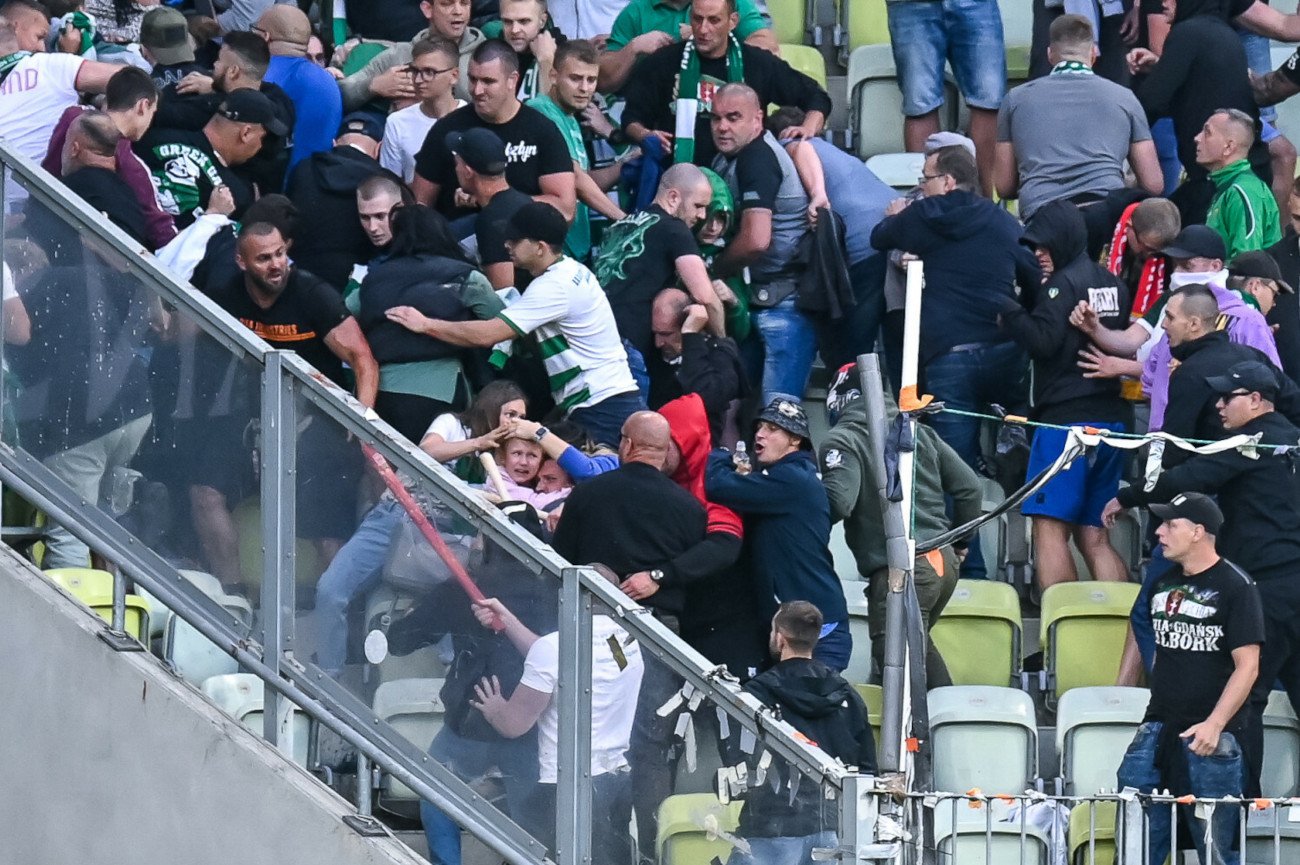 Podczas czwartkowego meczu Ligi Konferencji UEFA na trybunach stadionu w Gdańsku doszło do dantejskich scen.