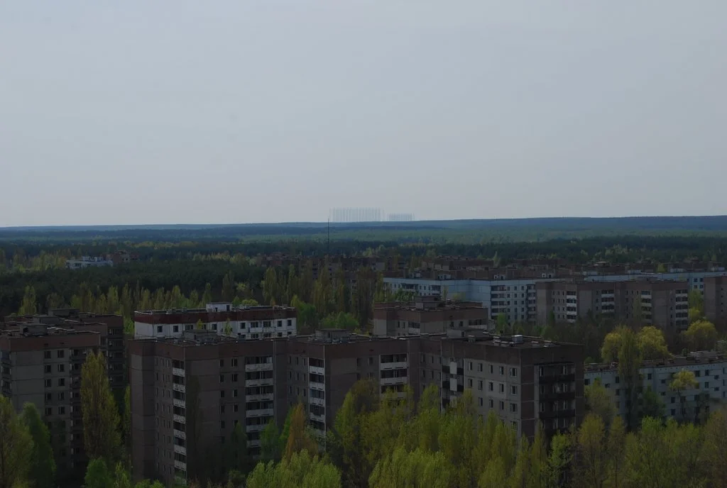 Widok z tego samego dachu na południe. Na horyzoncie widoczna antena radaru Duga-2.
