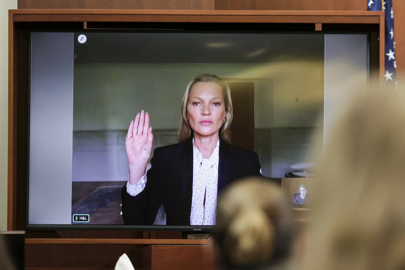 Kate Moss, brytyjska topmodelka, na rozprawie sądowej Johnny'ego Deppa i Amber Heard.