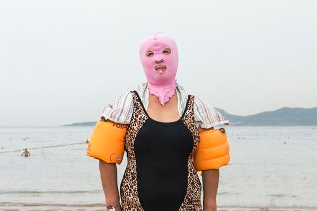 Plażowiczki w maskach jak z horroru? Spokojnie, to tylko facekini.