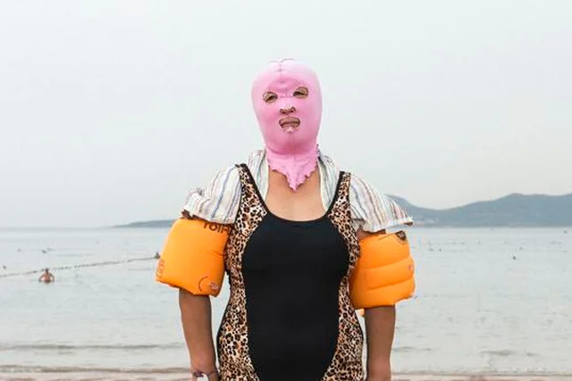 Plażowiczki w maskach jak z horroru? Spokojnie, to tylko facekini.