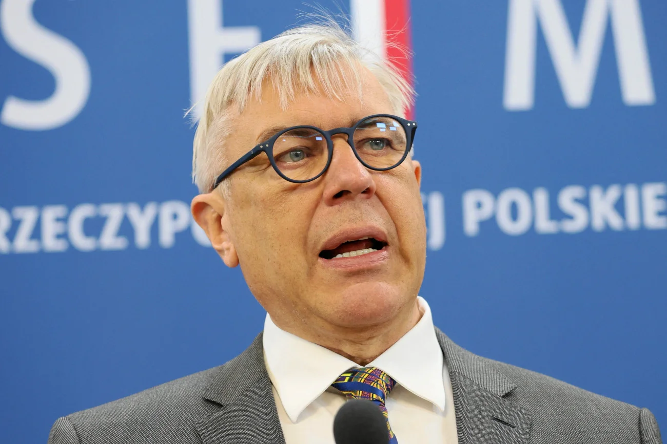 Roman Giertych napisał kąśliwy wiersz. Adresatem jest Szymon Hołownia Giertych nie odpuszcza marszałkowi Sejmu. Napisał dla Hołowni kąśliwy wiersz