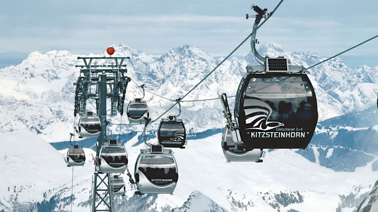 Ośrodek narciarski Kitzsteinhorn w Austrii jest otwarty do połowy maja. Ośrodek narciarski Kitzsteinhorn w Austrii.