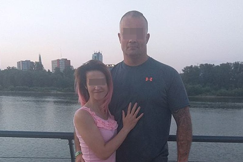 Artur K. zamordował swoją partnerkę Monikę K. i jej 3-letniego syna będąc na przepustce z więzienia. Odsiadywał karę 14 lat więzienia za... zamordowanie swojej partnerki .