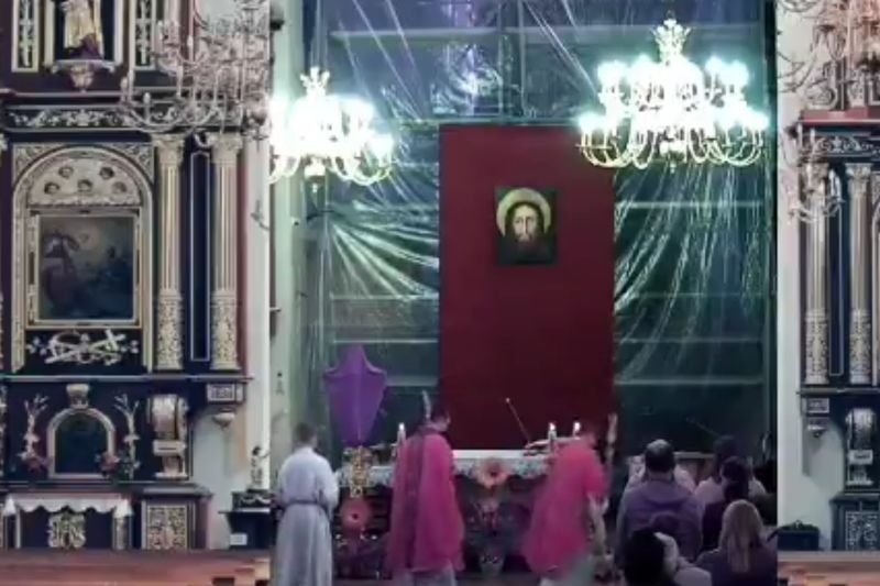 Podczas transmisji w jednym z kościołów w Nowym Sączu doklejono puste ławki.