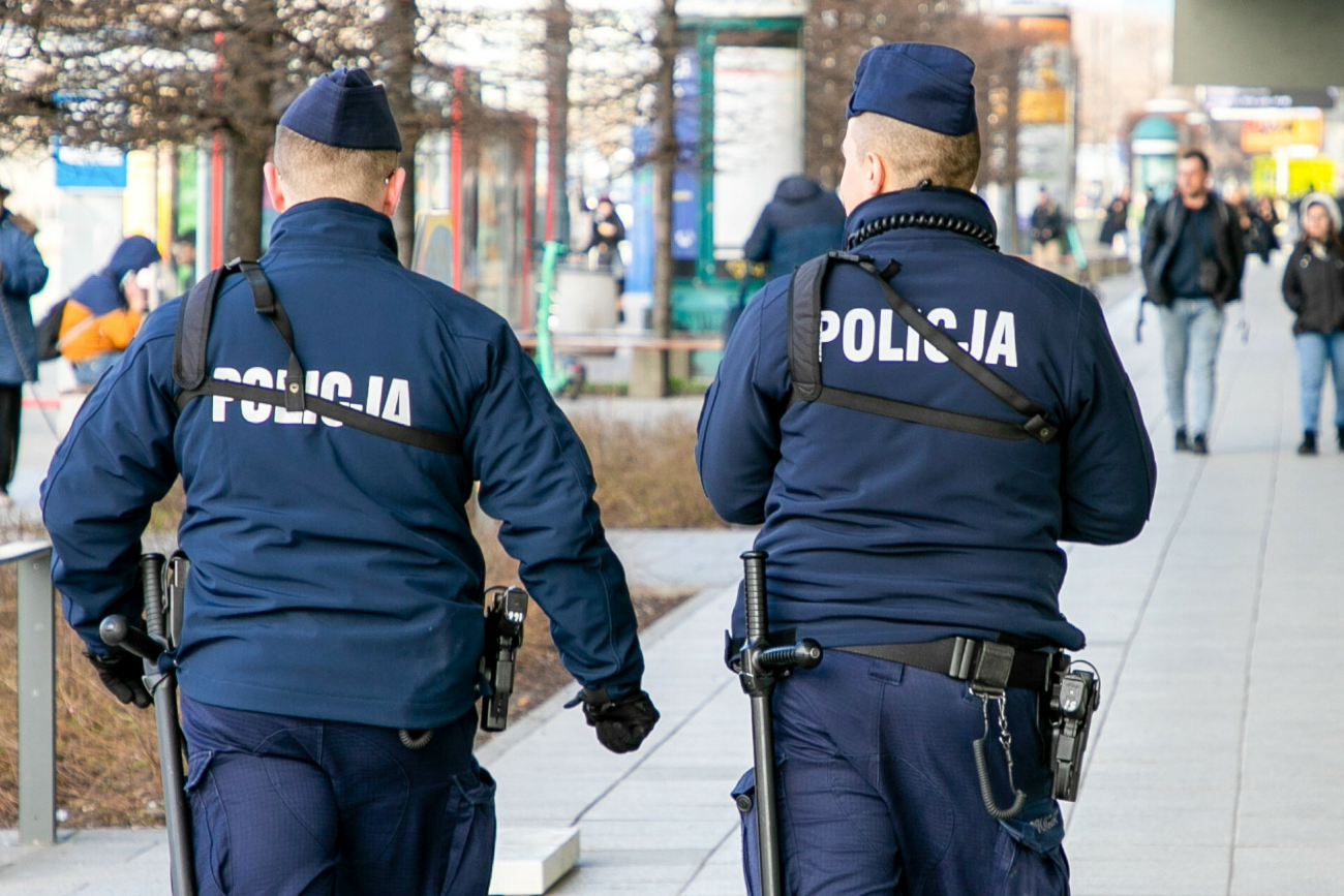 Cudzoziemcy wypełnią lukę kadrową w polskiej policji? Media ujawniają nowe fakty.