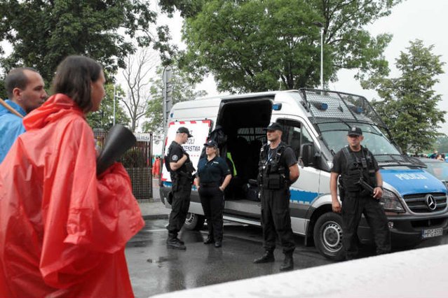 Policjanci mieli dostać premie za ochranianie Światowych Dni Młodzieży i szczytu NATO. Nie wszyscy dostali.