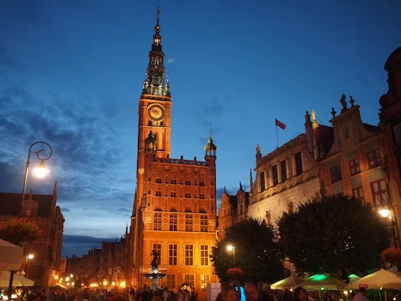 Długi Targ i gdański Ratusz nocą.