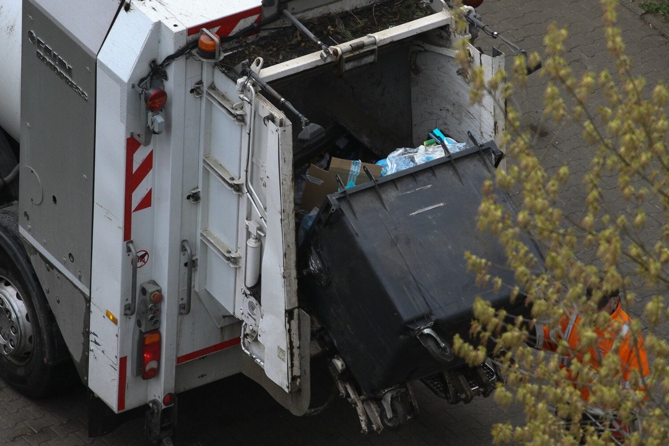Grudziądz. Pracownicy firmy zajmującej się wywozem śmieci znaleźli w śmieciarce zwłoki mężczyzny.