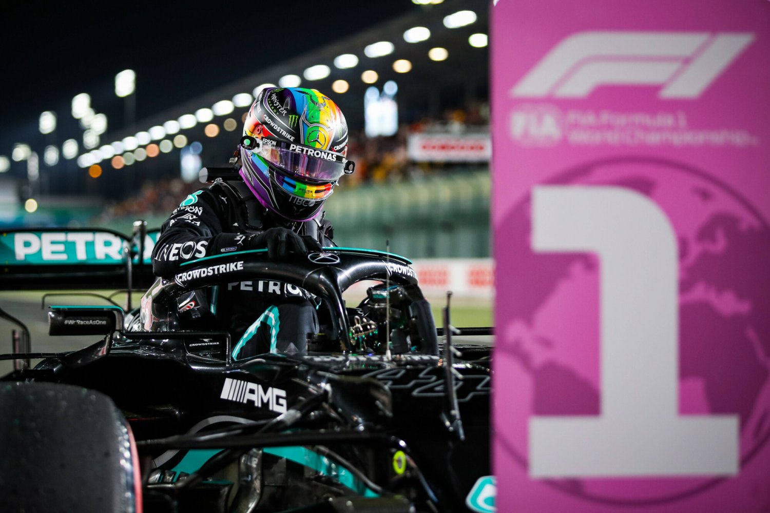 Lewis Hamilton walczy o pierwsze miejsce i tytuł mistrza świata F1, reszta go nie interesuje