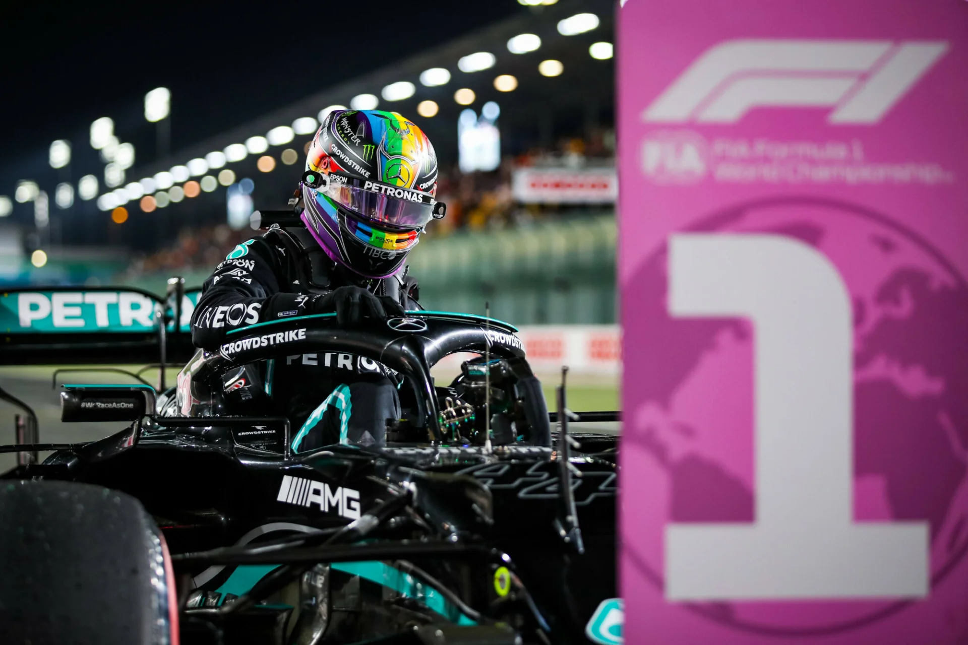 Lewis Hamilton walczy o pierwsze miejsce i tytuł mistrza świata F1, reszta go nie interesuje
