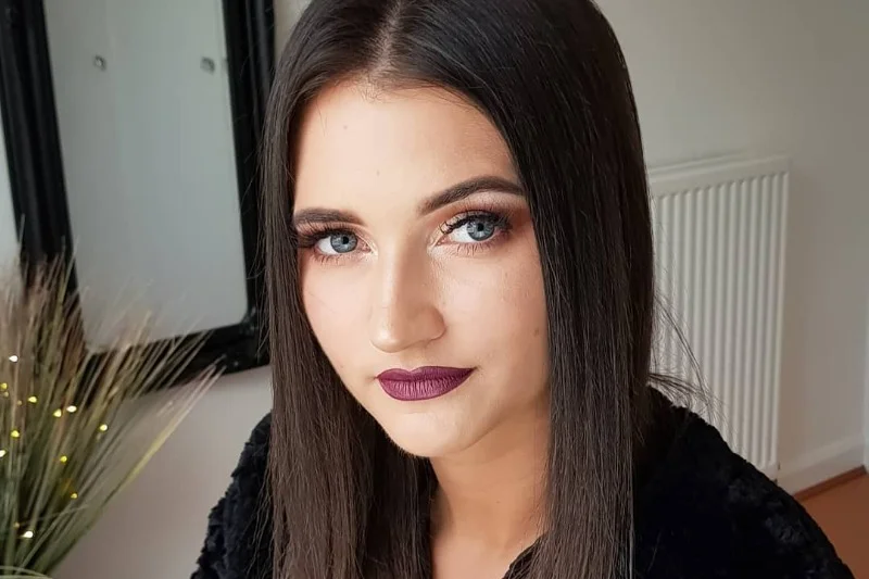 Jagodowe usta będą hitem świątecznego makijażu, odpowiednio dobrany odcień pasuje zarówno blondynkom, jak i brunetkom czy rudym
