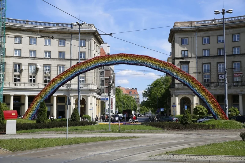 Plac Zbawiciela może stać się plenerową kawiarnią.