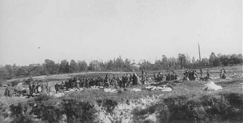 Członkowie Einsatzgruppen prowadzą grupę Żydów na egzekucję, Babi Jar, wrzesień 1941 roku.