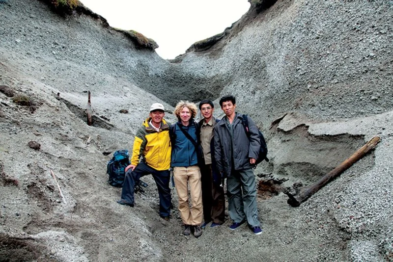 Geochemik i wulkanolog Clive Oppenheimer z badaczami z Korei Północnej.